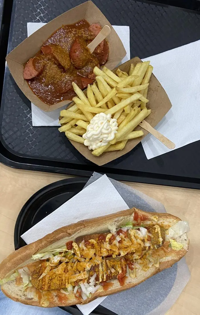 Currywurst mit Pommes, veganer Hotdog - alles appetitanregend angerichtet