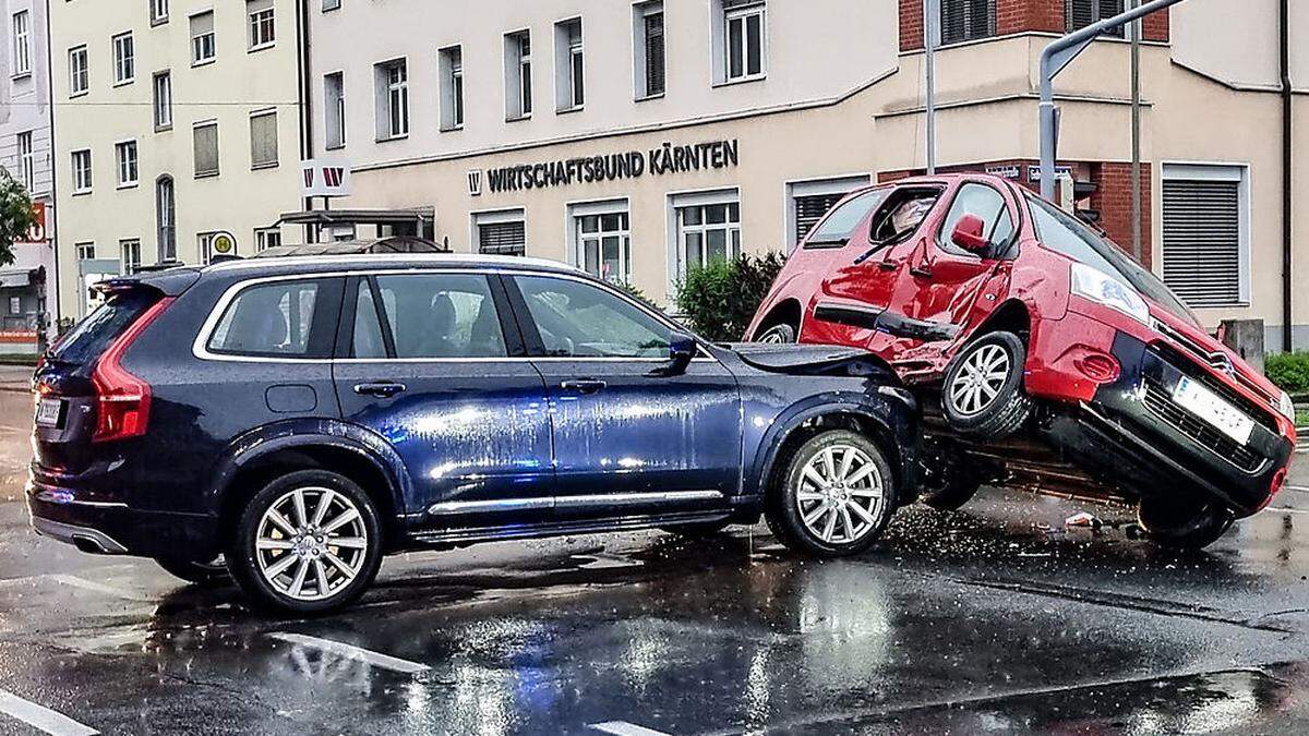 In der Bahnhofstraße in Klagenfurt ereignete sich in den frühen Morgenstunden ein spektakulärer Unfall