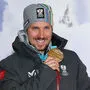 Marcel Hirscher zeigt seine Goldene