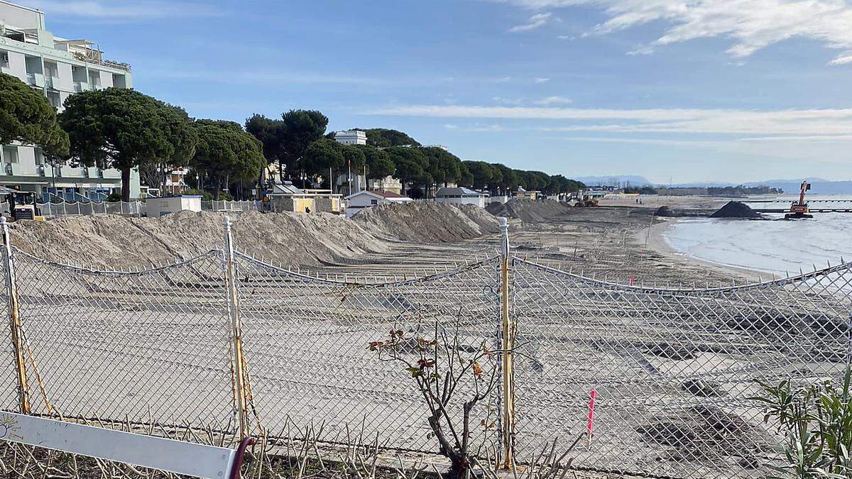 Renovierungsarbeiten am Strand von Grado