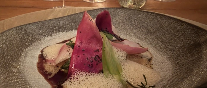 Saiblingsschwanz, Magnolie, geräucherte Buttermilch, Kernöl und grüner Spargel.
