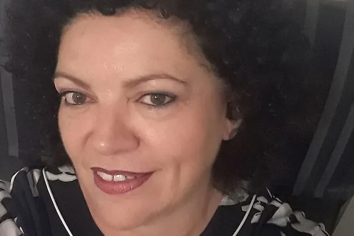 „Ich nutze die Zeit, um die Kästen auf Vordermann zu bringen“, sagt Brigitte Puschl-Rössler aus Lind. Außerdem stehen Lesen und Spaziergänge auf dem Programm. Ihr Geschäft für Hautpflegeberatung und Visagistik muss sie geschlossen halten: „Ich werde aber natürlich Vorbereitungen für die Zeit danach treffen.“ Den ersten Lockdown bezeichnet Puschl-Rössler als Geschenk: „Ich konnte aus meinem Hamsterrad aussteigen.“ Jetzt nervt sie das Jammern der Menschen: „Man kann die Situation nicht ändern, wir müssen das Beste daraus machen.“
