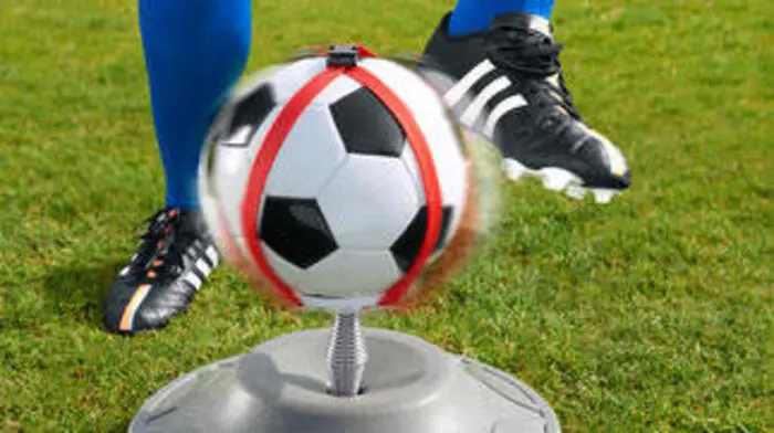 Was der Punchingball für den Boxer ist diese Trainingsstation für Fußballer. Für effektives Fußballtraining auf kleinstem Raum - zu Hause, in der Sporthalle und auf dem Platz. Gesehen um 59 Euro bei www.proidee.at