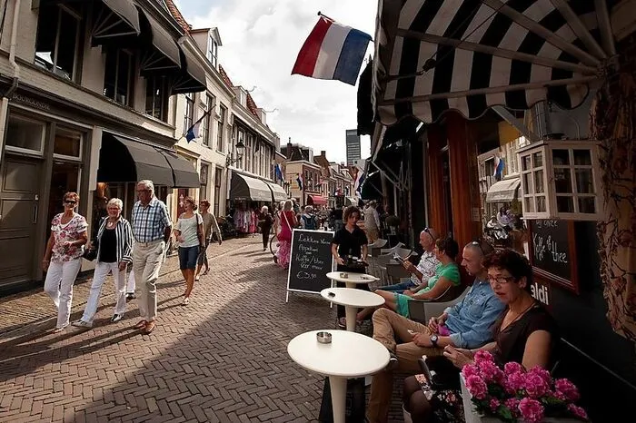 Die Shoppingmeile mit ihren bunt zusammengewürfelten Geschäften zählt zu den schönsten Einkaufsstraßen im ganzen Land.