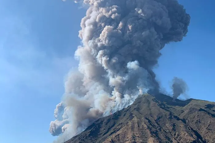 Eine zwei Kilometer lange Aschesäule stieg in den Himmel, bevor der Rauch die Insel und das Meer verdunkelte. Glühende Lavabrocken fielen wie Feuerregen zu Boden, erzählten Augenzeugen. Besonders der kleine Ort Ginostra war betroffen. Dort in der Nähe starb ein sizilianischer Wanderer, der mit einem Begleiter eine Exkursion zum Vulkan machen wollte.