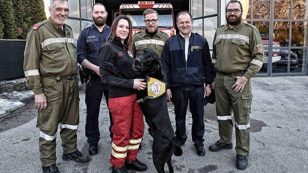 Irina Berger mit Hund „Nanouk“ sowie Leo Zechner, Rafael Ellersdorfer, Alfred Rainer, Manfred Elsbacher und Thomas Zechner (von links) haben kürzlich eine 78-Jährige aus der Glan gerettet 