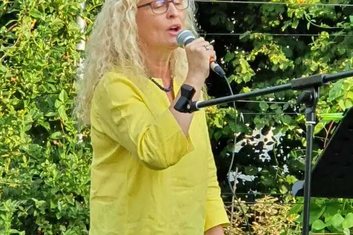 Ingrid Arnold begleitet den Abend musikalisch.