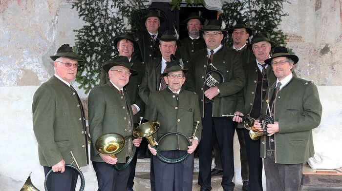 Die "Jagdhornbläsern Hahnberg-Steuerberg" unter Hornmeister Manfred Rader und Obmann Willi Stich.