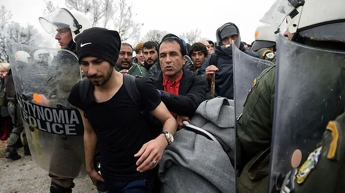 Die mazedonische Armee hat Hunderte Flüchtlinge gestoppt, die die griechisch-mazedonische Grenze unerlaubt überquert haben
