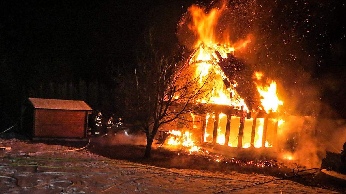 Zwischen Krumegg und Schemerlhöhe stand ein Einfamilienhaus in Vollbrand