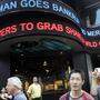 15. September 2008: Szenen vom New York's Times Square - die Nachrichten über die Lehman-Pleite laufen über die Newsticker 