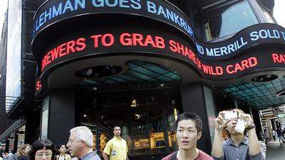 15. September 2008: Szenen vom New York's Times Square - die Nachrichten über die Lehman-Pleite laufen über die Newsticker 