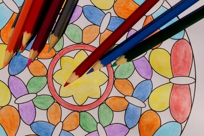 Eine Zeichnung mit unterschiedlichen Formen und Farben mit einigen Buntstiften darauf.