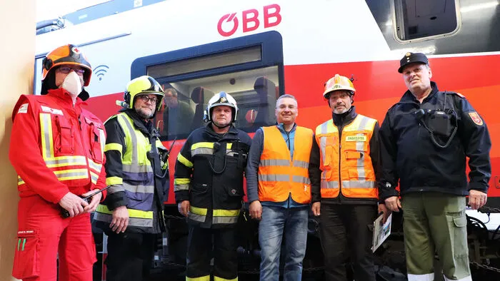 Am Foto die gesamten Einsatzleiter die an der Großübung teilgenommen, bzw. mitgearbeitet haben.