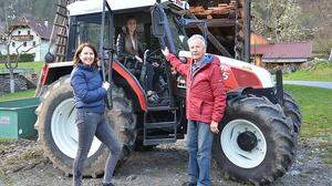 Gemeinsam den Führerschein für neuen Traktor geschafft: Karin, Theresa und Hans Patterer