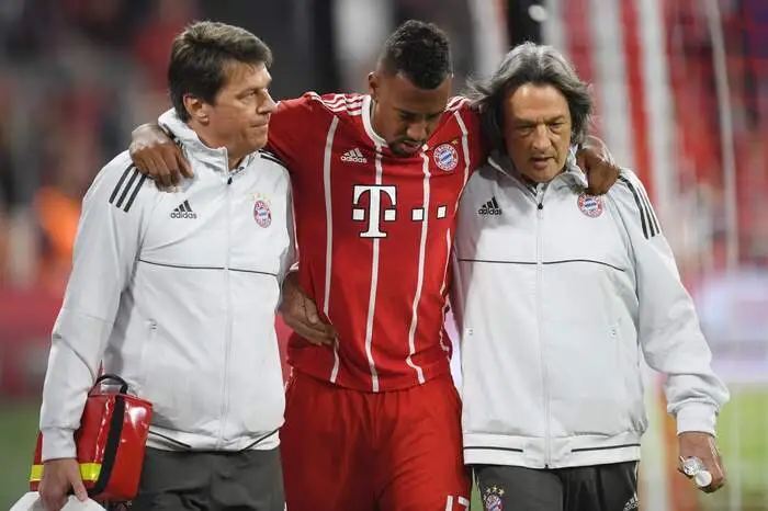 Die Bayern verloren nicht nur das Spiel, sondern auch die verletzten Boateng (Bild) und Robben.