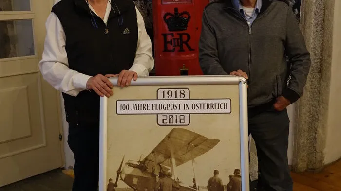 Bis 31. Oktober 2018 sind im Österreichischen Post- und Telegraphenmuseum im Kammerhof Eisenerz, dem einzigen Museum dieser Art in Österreich, die Sonderausstellungen "100 Jahre Flugpost in Österreich" und "70 Jahre Stadt Eisenerz" zu sehen. Im Bild: Fritz Schwaiger, Leiter des Postmuseums, und Rainer Steyrleitern, der 150 Eisenerz-Fotos gesammelt hat.