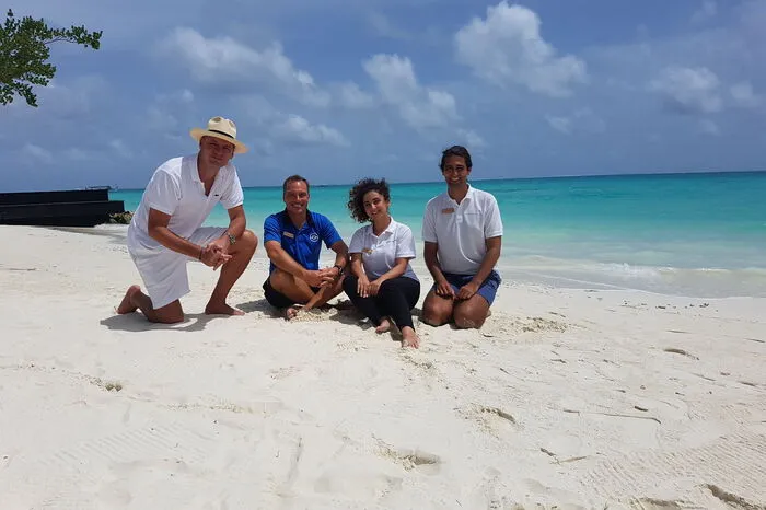 Internationales Team: Resort-Manager Michiel Lugt, Tauchlehrer Florian Gansl, Sales-Mitarbeiterin Nigar Umaratova und Meeresbiologe Samuel Dixon
