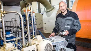 Messen und Prüfen zählt zu den wichtigsten Aufgaben, die Michael Aschbacher jeden Tag in der Kraftwerken der Fragant zu erledigen hat.