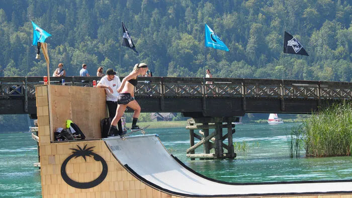 Beim Blue Tomate Skater Contest "The Captain´s Quest" trafen am Samstag in Pörtschach die besten Skateboarder Europas aufeinander. Für den Bewerb wurde vor dem Promenadenbad extra eine im Wörthersee schwimmende Rampe verankert. Dannie Carlsen gewann vor Alex Hallford und Joscha Aicher.