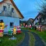 Rund 30 Figuren tummeln sich am Hof der Familie Fauland 
