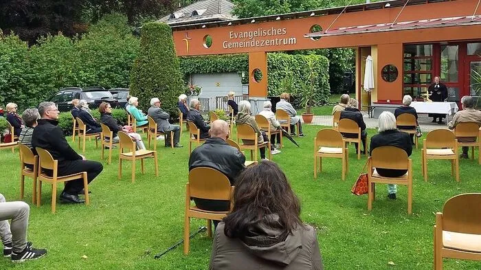 Gottesdienst im Pfarrgarten des evangelischen Gemeindezentrums in Spittal
