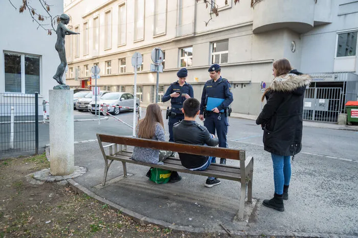 Bis Samstag Abend wurden von der Polizei insgesamt 69 Betretungsverbote ausgesprochen. Die Betroffenenen dürfen die Schutzzonen 30 Tage nicht betreten. Werden sie neuerlich in der Schutzzone angetroffen, droht eine Verwaltungsstrafe von bis zu 500 Euro.