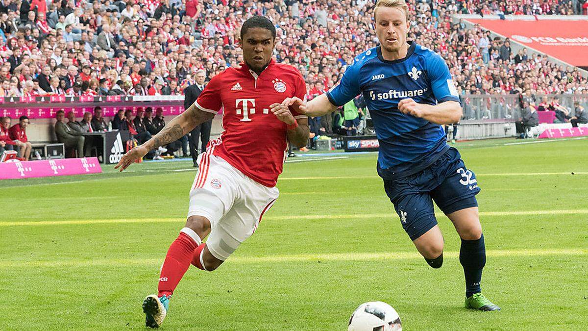 Fabian Holland im Zweikampf gegen Douglas Costa