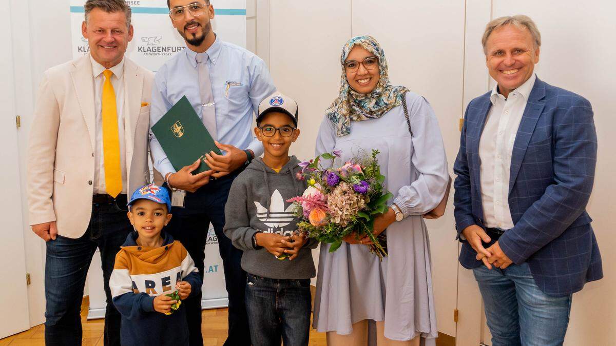 Bürgermeister Christian Scheider, Brahim Bouyazgaren mit seiner Frau  Fadoua Hadj Noukhal, seinen zwei Kindern und KMG-Betriebsleiter Gernot  Weiss