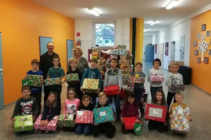 Dafür konnten die Mitglieder des „Round Table 44 Lipizzanerheimat“ gemeinsam mit Schulen aus dem Bezirk Voitsberg und darüber hinaus insgesamt 1057 Weihnachtspackerl sammeln.