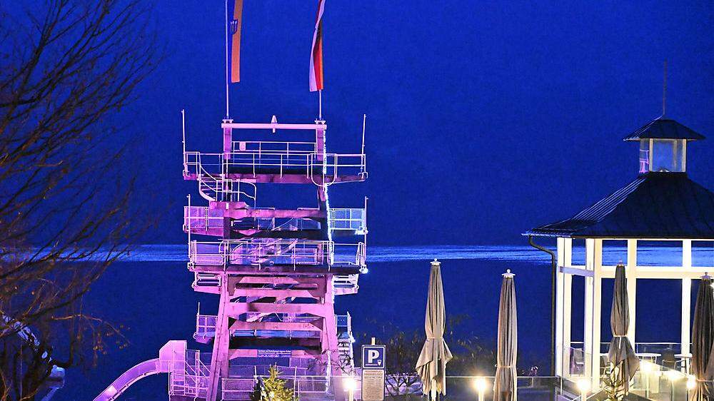 Der beleuchtete Sprungturm war stets im Blick der Gäste der Sommerabende am See
