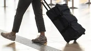 GER, Berlin, Brandenburg, Warnstreik - ver.di - Gewerkschaft, am Flughafen BER, Schoenefeld, Passagier, Fluggast ,mit Koffer, Gepaeck T1, 10.03.2025 *** GER, Berlin, Brandenburg, warning strike ver di union, at BER airport, Schoenefeld, passenger, passenger ,with suitcase, luggage T1, 10 03 2025 Copyright: HMBxMedia/UwexKoch