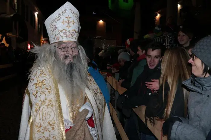 Neben schaurigen Perchten zog auch der Nikolaus durch die Straßen und verteilte Süßigkeiten an die Besucher.