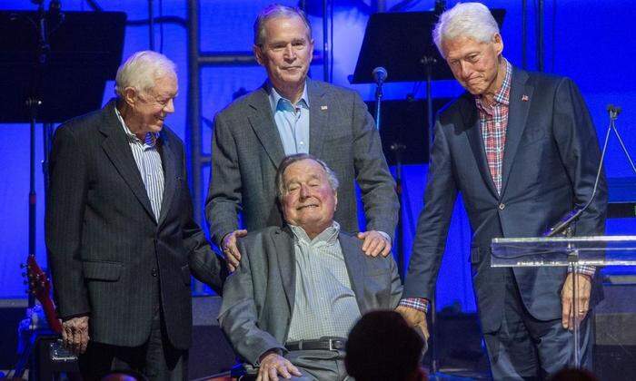 Vier Präsidenten unter sich: Jimmy Carter, Georg W. Bush, Georg Bush und Bill Clinton.