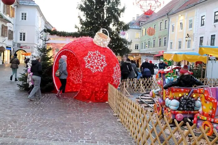 Einen Weihnachtspunsch nippen sah man unter anderem Landtagsabgeordneten Günter Leikam, Bürgermeister Martin Kulmer mit seiner Stellvertreterin Silvia Radaelli, die Musiker Stefan „Pode“ Popodi und Christian Knees, Banker Martin Kircher sowie Primaria Christiane Kampitsch.