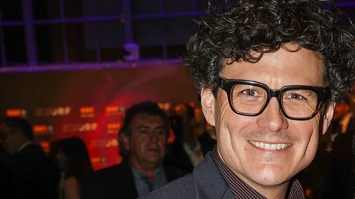 Manuel Rubey, Schauspieler: Heuer ist das erste Weihnachten, wo niemand mehr ans Christkind glaubt. Letztes Jahr war es an der Kippe, die Kleine, neun Jahre, hat es eigentlich schon gewusst. Die Große, 13 Jahre, aber ist Romantikerin und wollte, dass sie es noch glaubt – deswegen hat es die Kleine wohl geglaubt: für die Große. Ich würde ja auch gerne nach der Bescherung Leute einladen, um es nicht zu weihnachtlich werden zu lassen. Aber das ist nicht mehrheitsfähig.