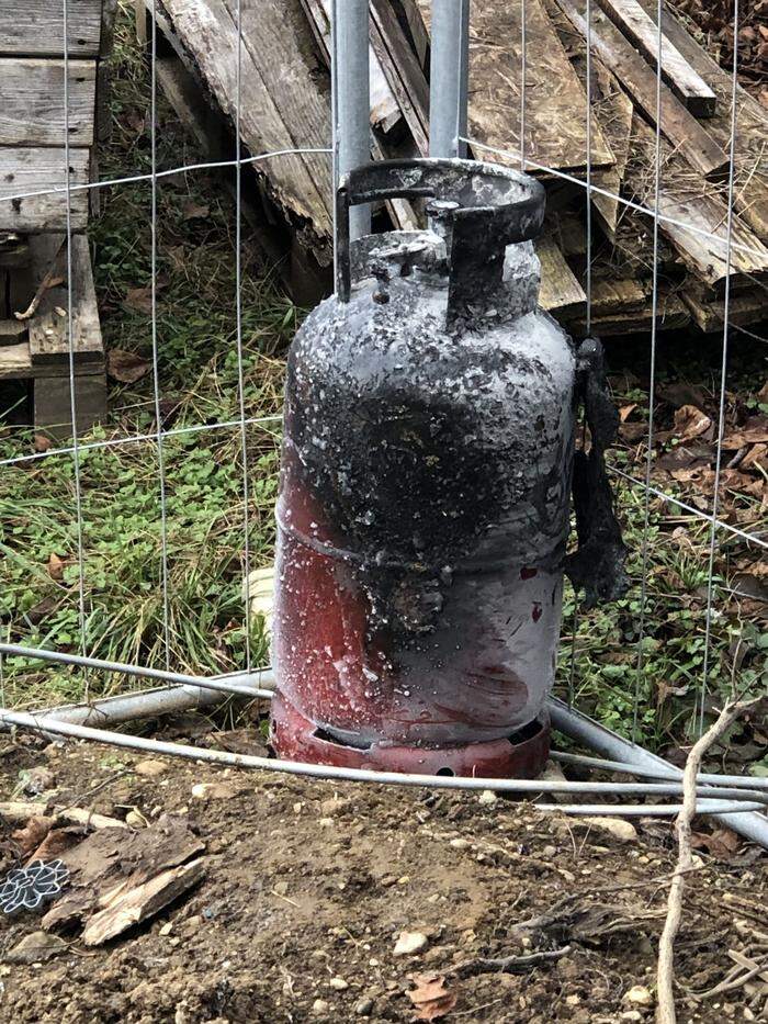 Eine Flüssiggasflasche war auf einer Baustelle in Brand geraten