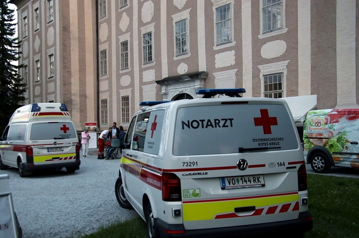 Doch die Zuhörer mussten lange auf den Auftritt von Grigorian warten. Unmittelbar bevor sie die Bühne betreten wollte, kam es an der Stiege im Innenhof zu einem Unfall, bei dem zwei Personen verletzt wurden, eine davon blutete stark aus einer Wunde. Nachdem Notarzt und Rettung die Verletzten versorgt und abtransportiert hatten, konnten sich die Besucher auf den Hörgenuss konzentrieren.