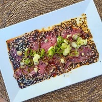 Beef Tataki mit Sesam und Frühlingszwiebel.