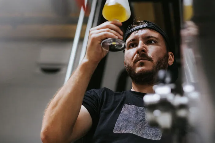 Braumeister Matej konzipiert mit Vasja Golar die Kreationen