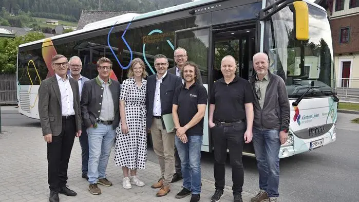 Der Katschbergbus fährt seit Ende Mai wieder | Johann Lüftenegger, Johann Ramsbacher, Patrick Lengdorfer, Lisa Aigner, Markus Schaflechner, Manfred Sampl, Georg Macheiner, Martin Bacher und Hannes Bogensperger (von links)