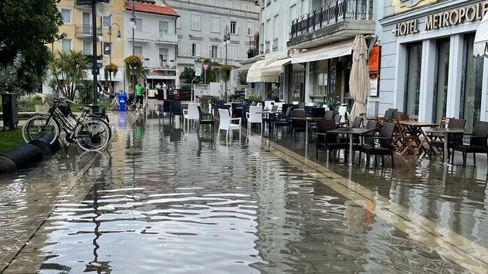 Das Wasser fließt nur langsam ab.