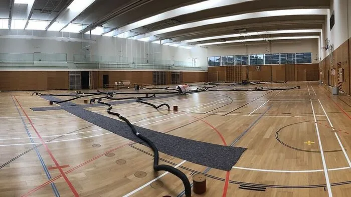 In der Sporthalle St. Martin laufen die Trocknungsmaßnahmen