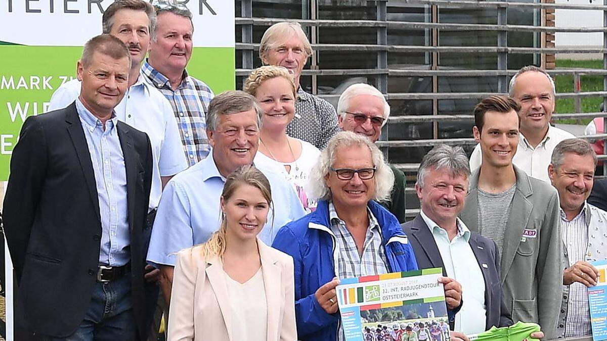 Ein Bild aus besseren Tagen: Georg Preidler (Dritter von rechts) neben Hubert Lang, Obmann der Regionalentwicklung Oststeiermark (Vierter von rechts) bei einer Präsentation 2017