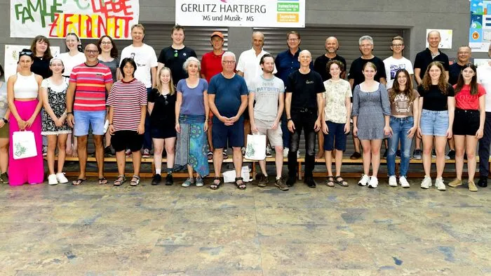 Im Schulhof der NMS Gerlitz wurden die Dozenten und Kursteilnehmer von Bürgermeister Marcus Martschitsch unf Intendant Heinz Steinbauer begrüßt