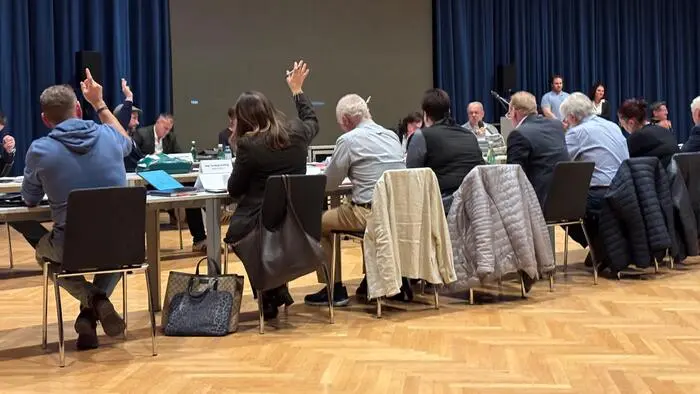 Mehrere Politiker wurden bei einer Abstimmung von Hinten fotografiert
