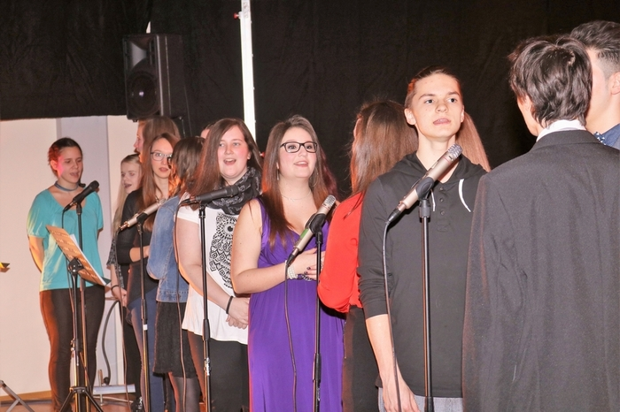 Schauspielrische Talente und festzig-mitreißende Musik des Chors und der Schulband begeisterten die vielen Beuscher.