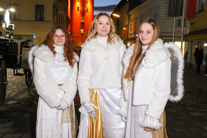 Kathrin Eder, Lehramtsstudentin aus Proleb, schlüpft heuer in die Rolle des Christkinds, die zwei Engerl sind Celine Mischlinger und Lea Weinzierl