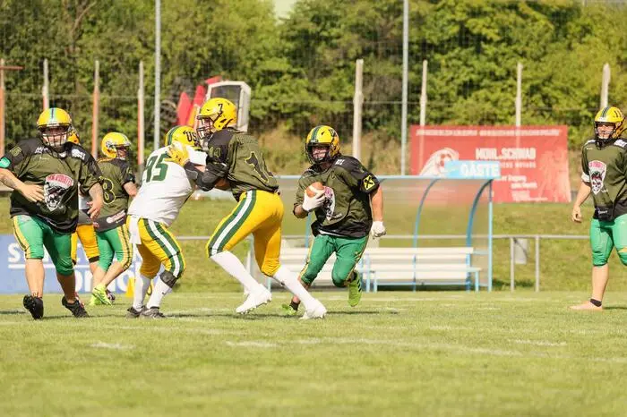 Die Eis-Cracks und Footballer schenkten sich am Feld nichts