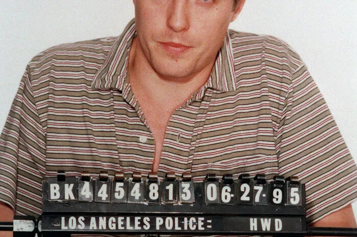 Legendär: Eines der berühmtesten Polizeifotos zeigt Hugh Grant. Dieser wird 1995 festgenommen. Der Schauspieler und eine Prostituierte werden wegen unsittlichen Verhaltens in der Öffentlichkeit verhaftet.